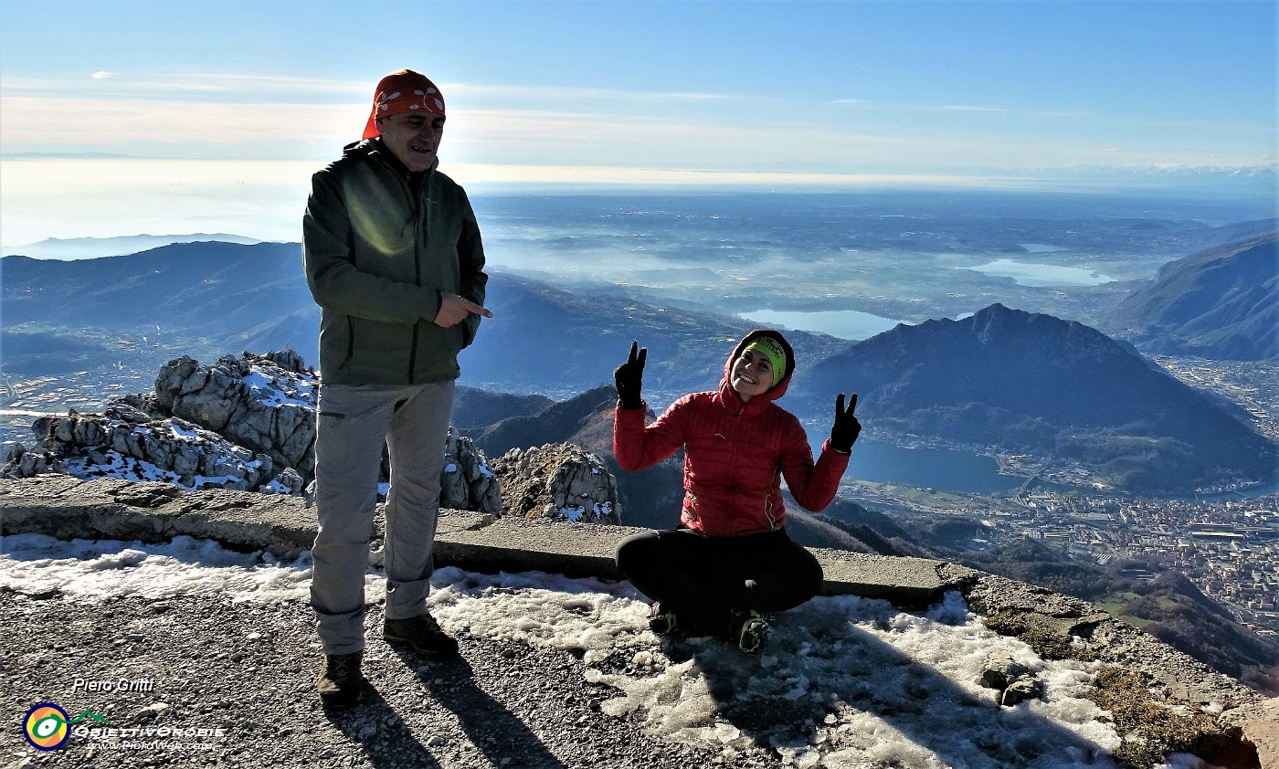 80 Un saluto agli amici Tiziana e Alessio, saliti dalla cresta nord.JPG - 